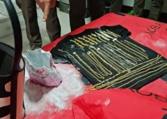 สงขลา-หลังตำรวจจับกุมผู้ก่อเหตุชิงทรัพย์ร้านทองในห้างสรรพสินค้าพื้นที่อำเภอหาดใหญ่ เป็นเยาวชนอายุ 16 ปี วันนี้ฯ รอง ผบก.ฯพร้อมผู้กับคอหงส์ส่งมอบทองคืนเจ้าของ