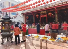 สงขลา-ชาวไทยเชื้อสายจีนในเมืองสงขลา เดินทางนำเครื่องเซ่นไหว้มาไหว้สิ่งศักดิ์สิทธิ์คู่บ้านคู่เมืองสงขลา