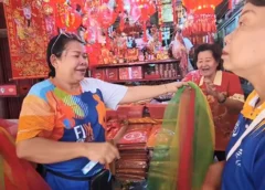 สงขลา-ชาวไทยเชื้อสายจีนออกมาหาซื้อเครื่องประดับบ้าน และสิ่งของประกอบการไหว้เจ้าในวันตรุษจีนกันอย่างคึกคัก