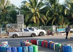 สงขลา-เริ่มวิกฤต !ชาวบ้านอำเภอระโนด แห่นำแกลลอนน้ำมัน จองคิวรอเติมน้ำมัน