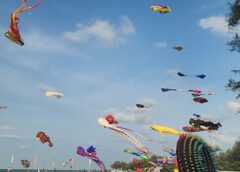 สงขลา-เทศกาลว่าวริมหาดสมิหลา สุดคึกคัก นักท่องเที่ยวมาเลเซียแห่ชม เด็กๆ แห่เล่นว่าวห่างจอโทรศัพท์ ขณะที่หลายคนแห่ซื้อว่าวหลากหลายชนิด