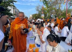 “พิพัฒน์–นิพนธ์” ร่วมทำบุญเมืองหาดใหญ่ ตักบาตรพระ 1,109 รูป เนื่องในโอกาส 109 ปีเมืองหาดใหญ่ ถวายเป็นพระราชกุศลพระพันปีฯ