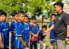 สมุทรสาคร-สัญจัย จันทร์ผ่อง ผู้ตรวจการอัยการมอบถ้วยฟุตบอล กระชับมิตรทีมบัวสุวรรณ FC กับทีม Sea Lion