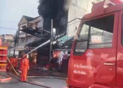 สงขลา-รับสงกรานต์ ระทึกรับสงกรานต์ ไฟไหม้ร้านขายสีรถ 6 ชั้น ย่านพลพิชัย หาดใหญ่ จนท.เร่งฉีดน้ำสกัดหวั่นลามบ้านใกล้เรือนเคียง