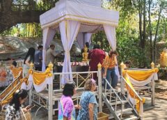 สงขลา-นักท่องเที่ยว ชาวบ้านแห่สรงน้ำ หลวงปู่ทวดเหยียบน้ำทะเลจืด วันปีใหม่ไทย ขอพระสุขภาพแข็งแรง