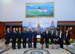 พลอากาศโท ประสิทธิ์ดำรงค์ปรีชา เจ้ากรมกิจการพลเรือนทหารอากาศ ประธานบริหารชมรม พสบ.ทอ. นำคณะที่ปรึกษาเข้าสักการะพระบรมสารีริกธาตุ 