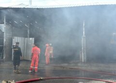 สงขลา-ระทึกไฟไหม้อู่ซ่อมสีรถ ควันดำท่วมเมือง คาดเสียหายไม่ต่ำกว่าล้าน
