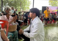 ฉะเชิงเทรา-ชาวบ้านนับพันคนแห่เข้ารับการตรวจสุขฟรี￼ยายวัย 80 ปี ปลื้มใจได้ตรวจสุขภาพในมหกรรมสุขภาพ “คนเขาหินซ้อนสุขภาพดี ชีวีเป็นสุข”
