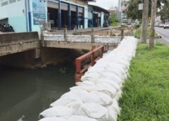 สงขลา-ดราม่า รับมือรับน้ำหาดใหญ่ ชาวบ้านคลอง 30 เมตร จี้แก้ปัญหาน้ำท่วมให้ถูกจุด ชี้วางกระสอบทรายแค่ชั่วคราว ไม่ช่วยเร่งระบายน้ำ