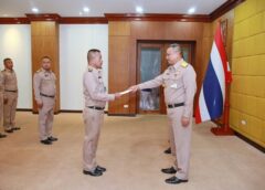 ผู้บัญชาการฐานทัพเรือสัตหีบ มอบเงินบำรุงขวัญและให้โอวาทแก่กำลังพลฝีพายเรือพระราชพิธี เสริมสร้างขวัญกำลังใจ ที่ได้มุ่งมั่นปฏิบัติภารกิจอย่างสมพระเกียรติ